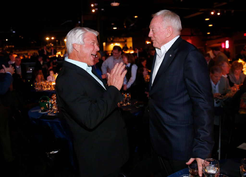 Michael Strahan leaves Terry Bradshaw, Jimmy Johnson, and NFL