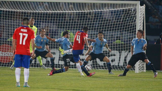 Gol de Isla a Uruguay