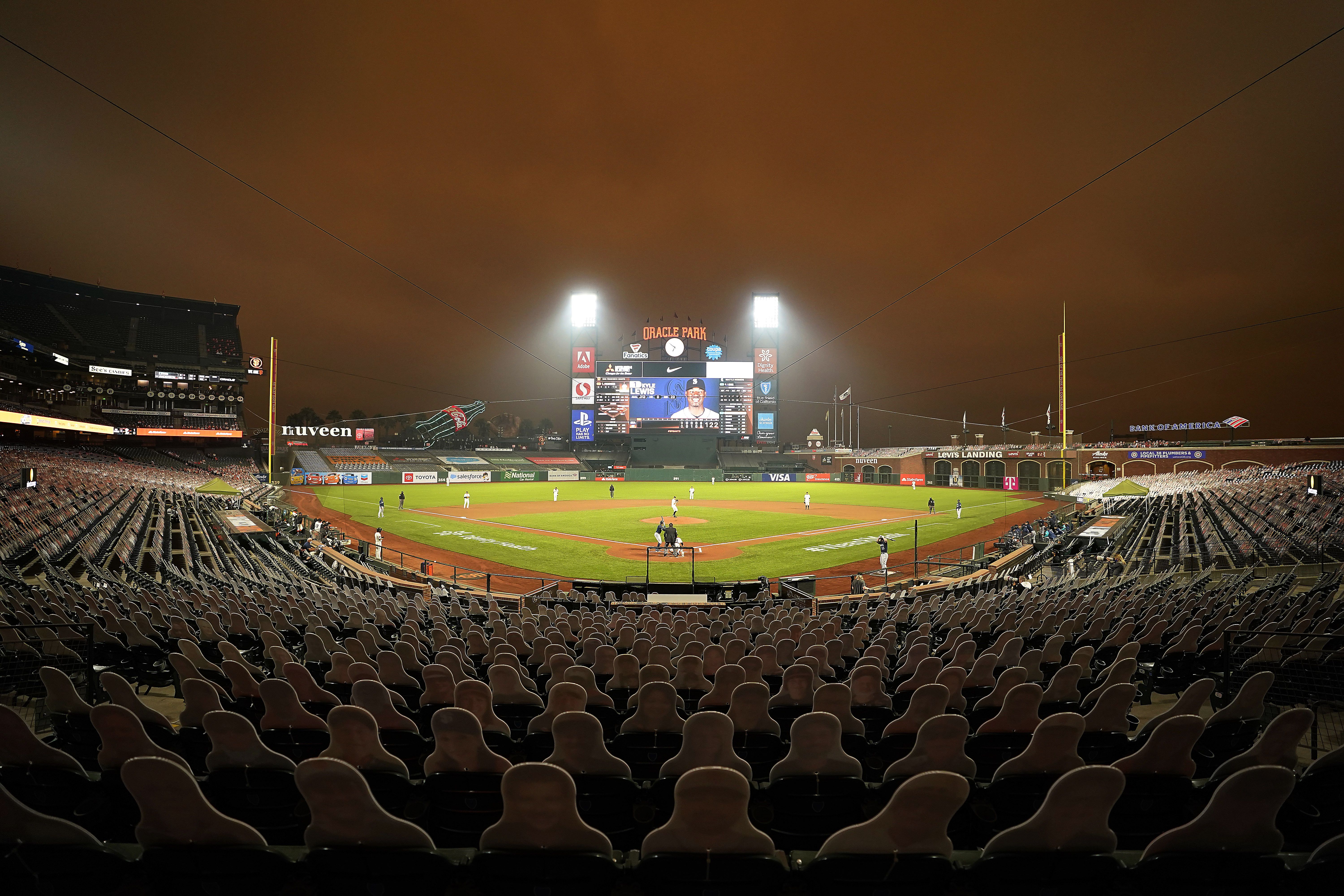 Smoke from nearby wildfires creates eerie baseball scene at Oracle