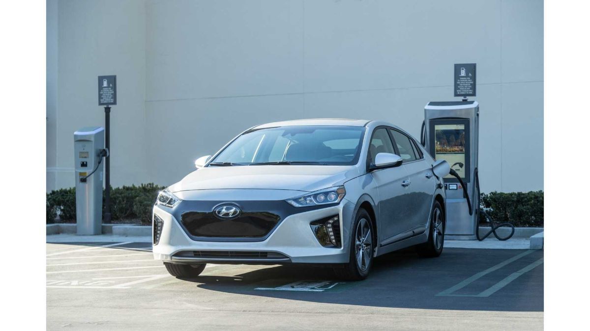 2019-hyundai-ioniq-electric-plug-in-to-be-slightly-better-equipped.jpg