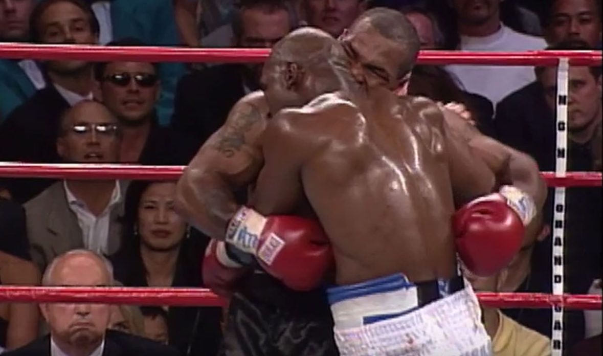 Tyson muerde a Holyfield