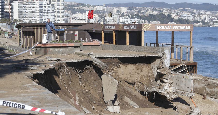 Destrozos en borde costero de Vina Del Mar producto de marejadas. 27/06/2017