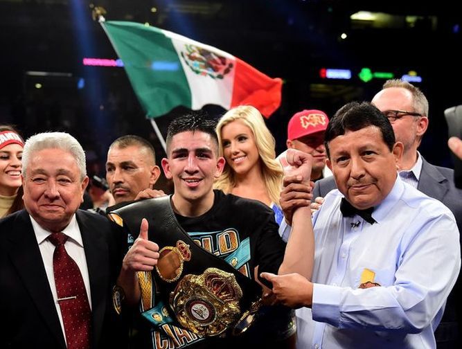 Leo Santa Cruz defiende con xito su corona del peso pluma de la