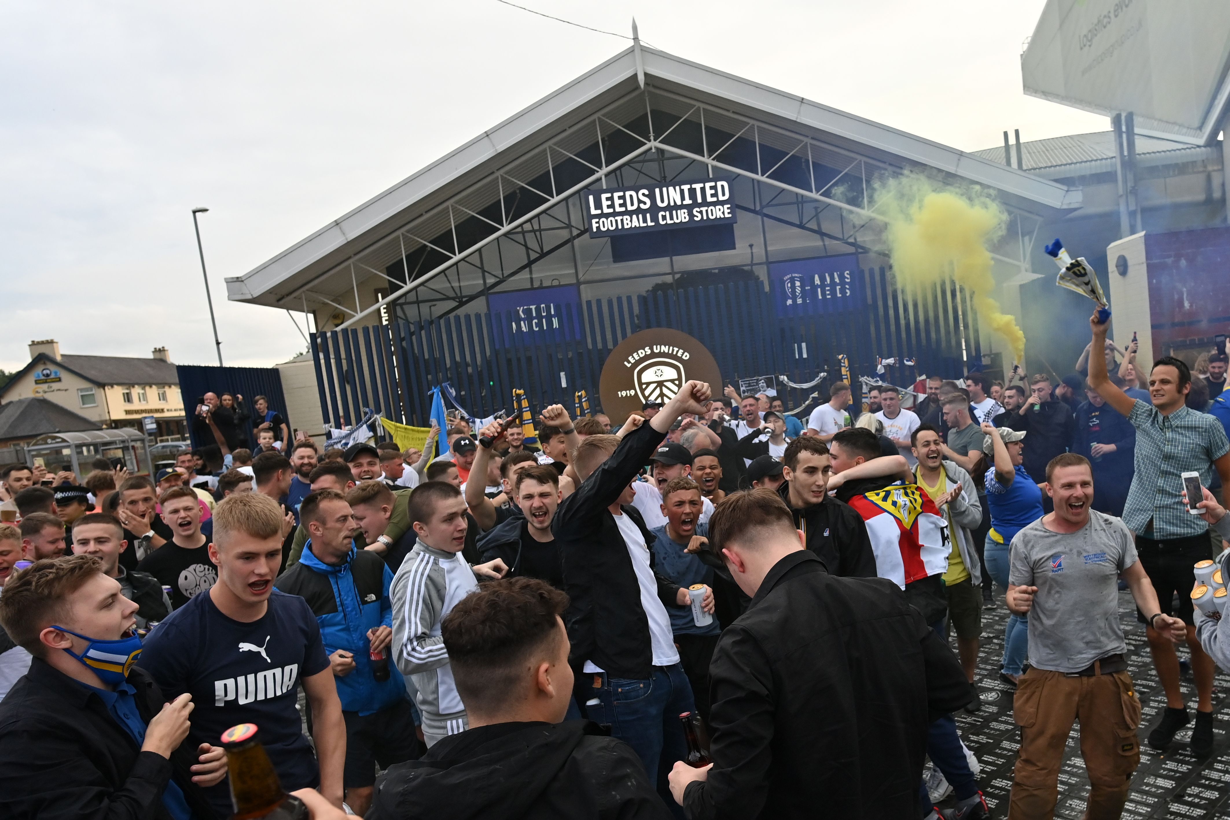 Hinchas del Leeds celebran el ascenso