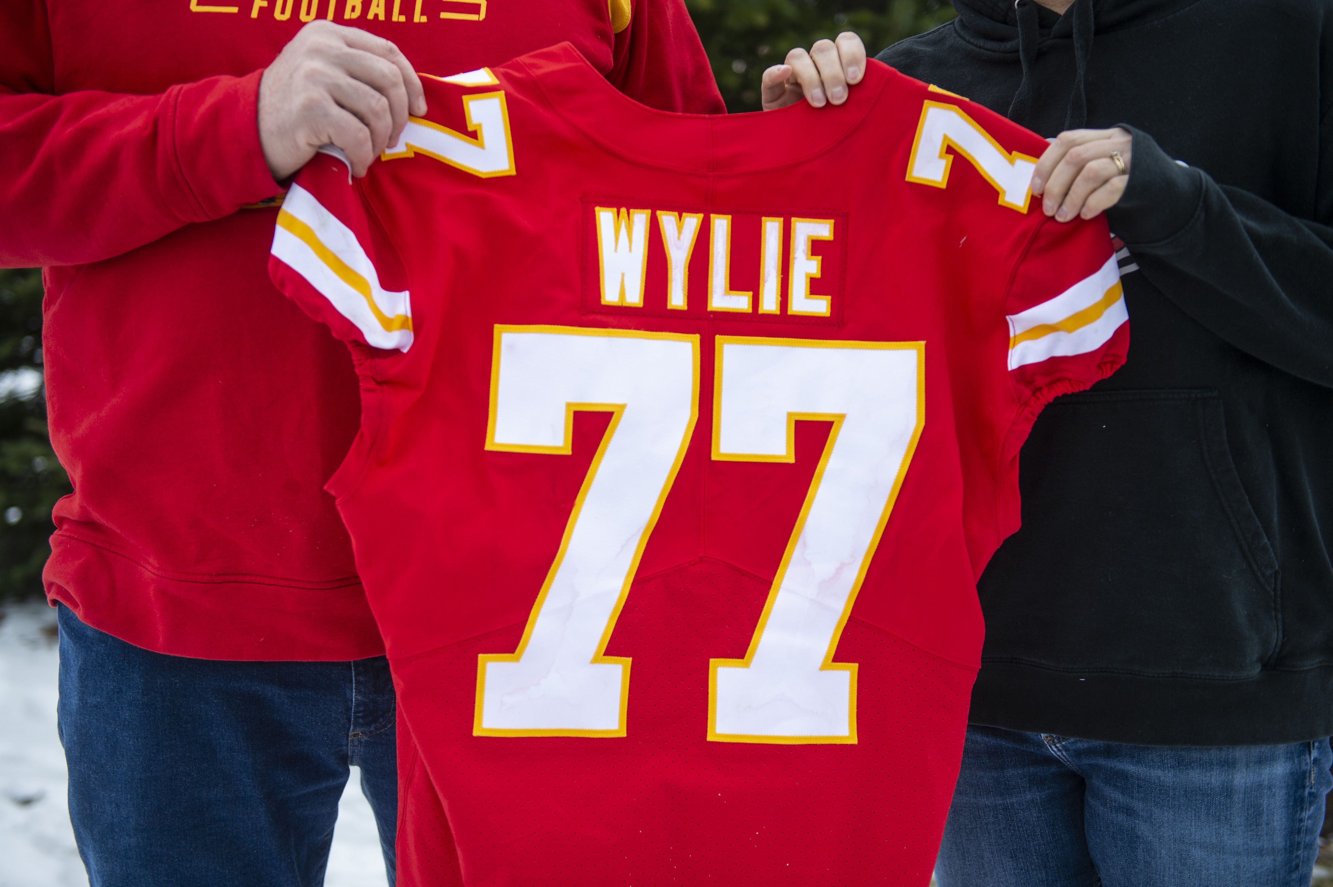 Kansas City Chiefs lineman Andrew Wylie carries Hemlock farm