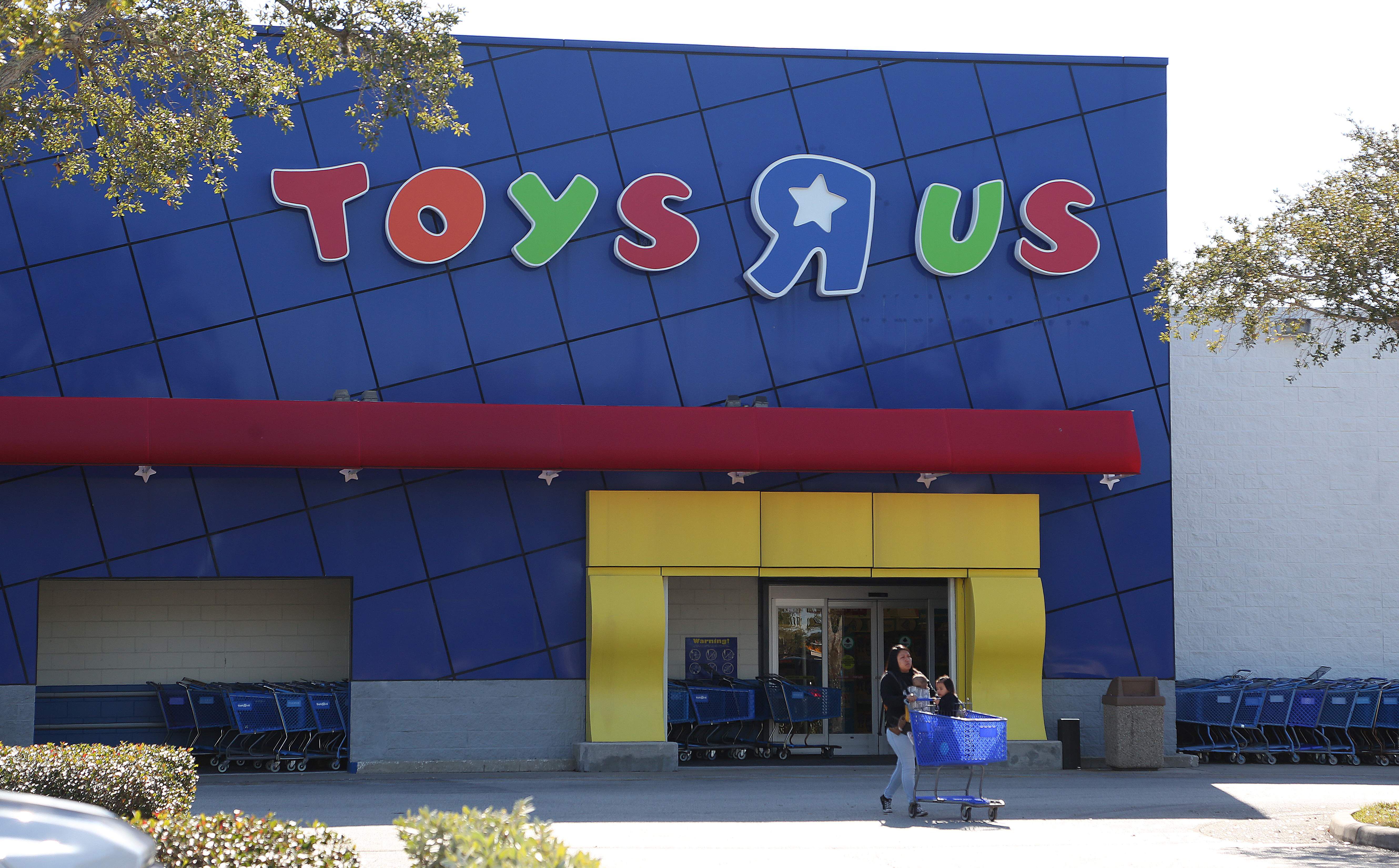 Sæt ud design Army Toys 'R' Us will close or sell all 800 U.S. stores
