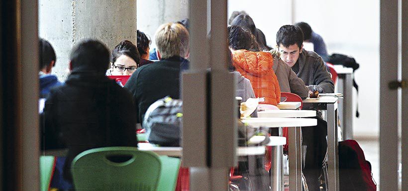 Alumnos en la Facultad de Economía de la Universidad de Chile.