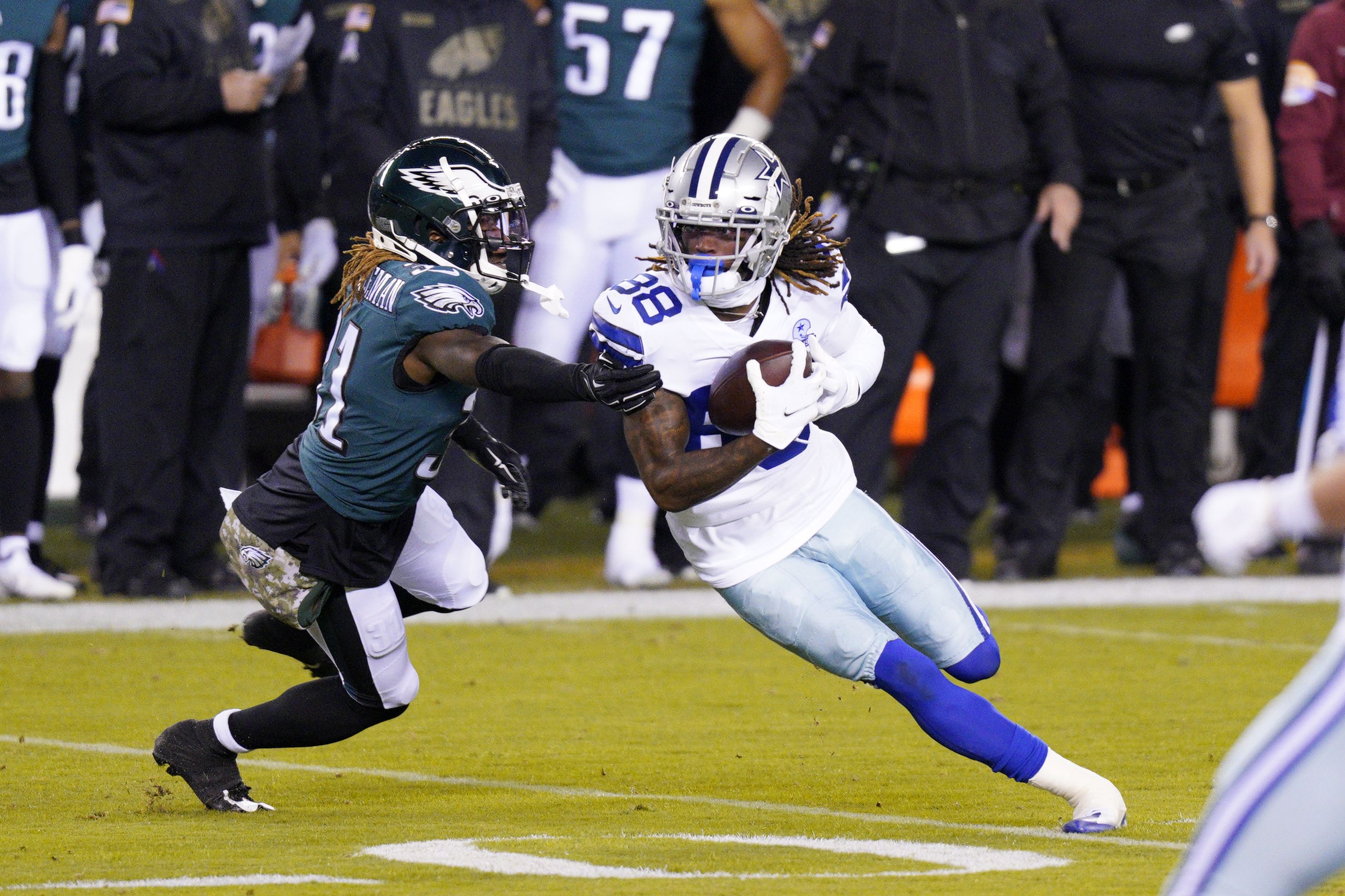 Philadelphia Eagles beat Dallas Cowboys, keep playoff hopes alive