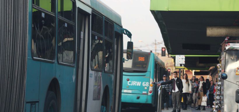 Paradero Nº 3 Av Irarrazaval con Vespucio, en la comuna de Ñuñoa. Este parada del Transantiago registra una de las mayores  tazas de evasión del sistema.