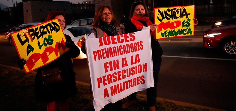 Agrupación No Están Solos protesta a las afueras de la Escuela Militar (cierre punta peuco)