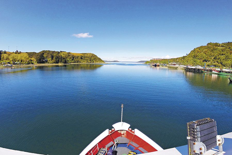 una vista desde el skorpios II, saliendo desde el terminal cercano a puerto montt.