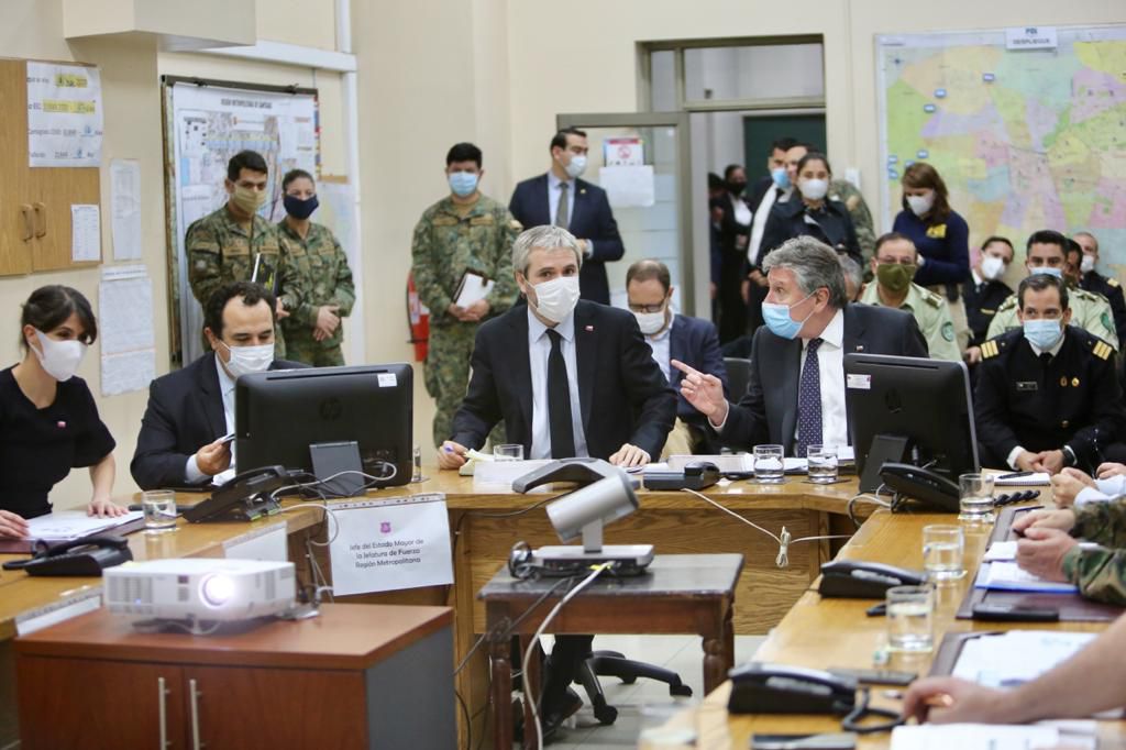 El ministro del Interior, Gonzalo Blumel, junto a su par de Defensa, Alberto Espina.