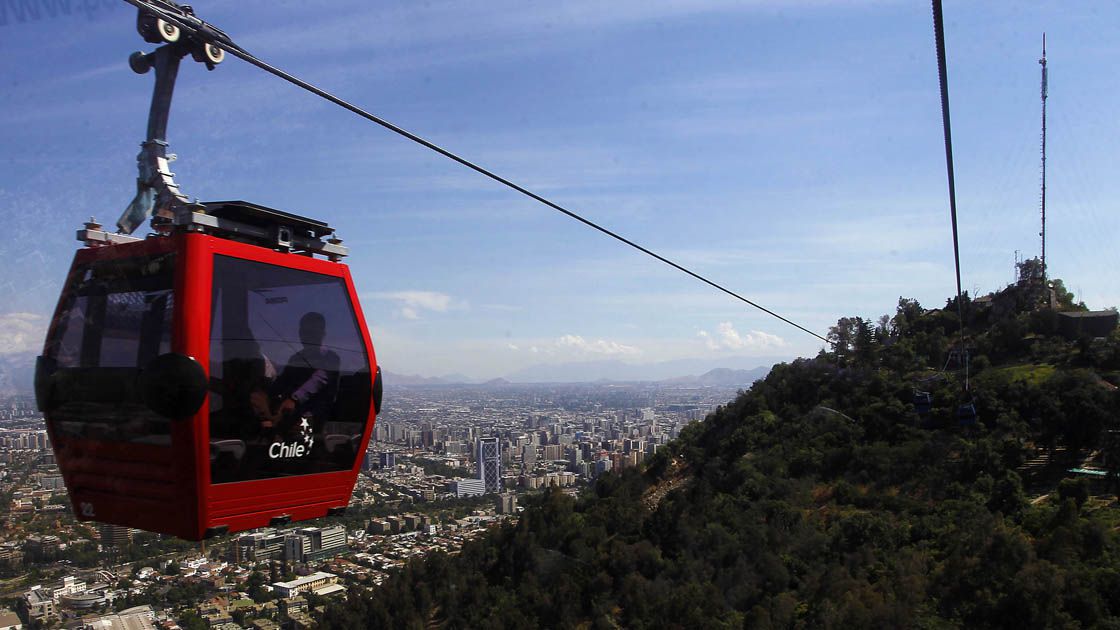 Capitalinos y turistas ya disfrutan del Teleferico del cerro San Cristobal