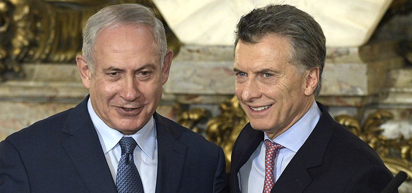 Israeli Prime Minister Benjamin Netanyahu (L) and Argentina's Preside