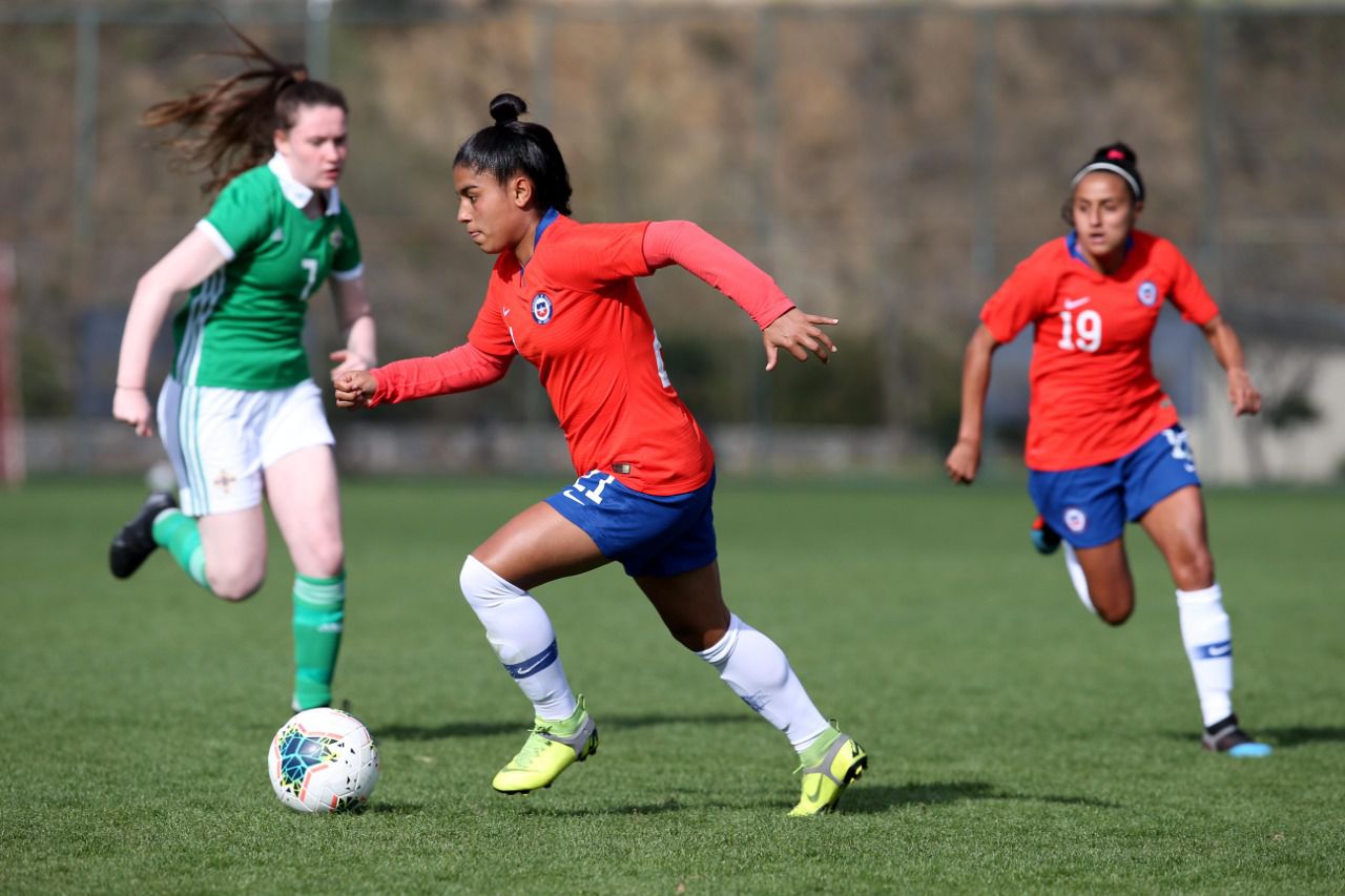 Roja femenina frente a Irlanda del Norte