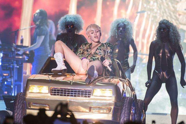 Porn Miley Cyrus Sex - Breaking news: Parents hate raunchy Miley Cyrus concert