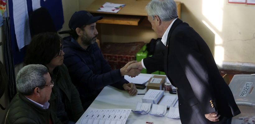 Ex presidente Pinera emite su voto en la Escuela Republica de Alemania.