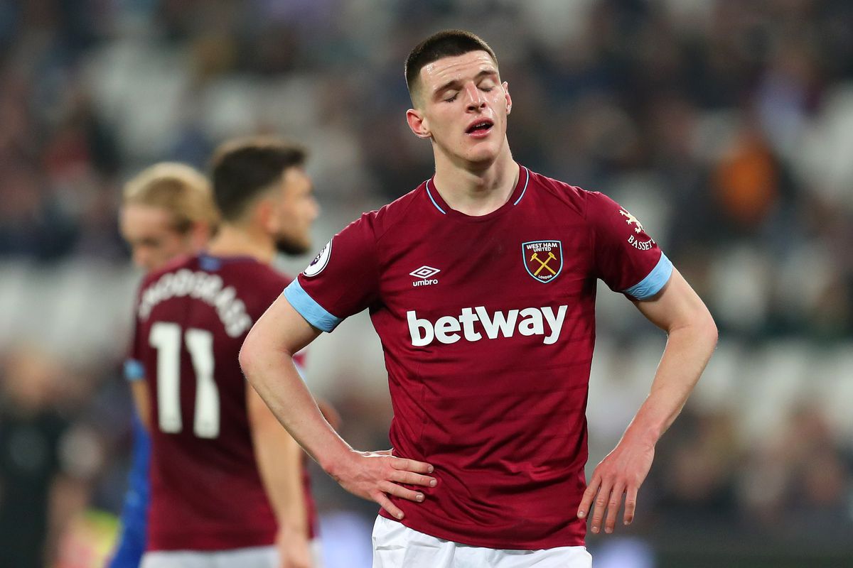 Declan Rice se lamenta durante un partido del West Ham.