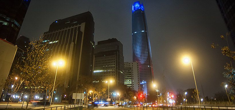 Costanera Center se ilumina para celebrar el triunfo en la Copa America Centenario.