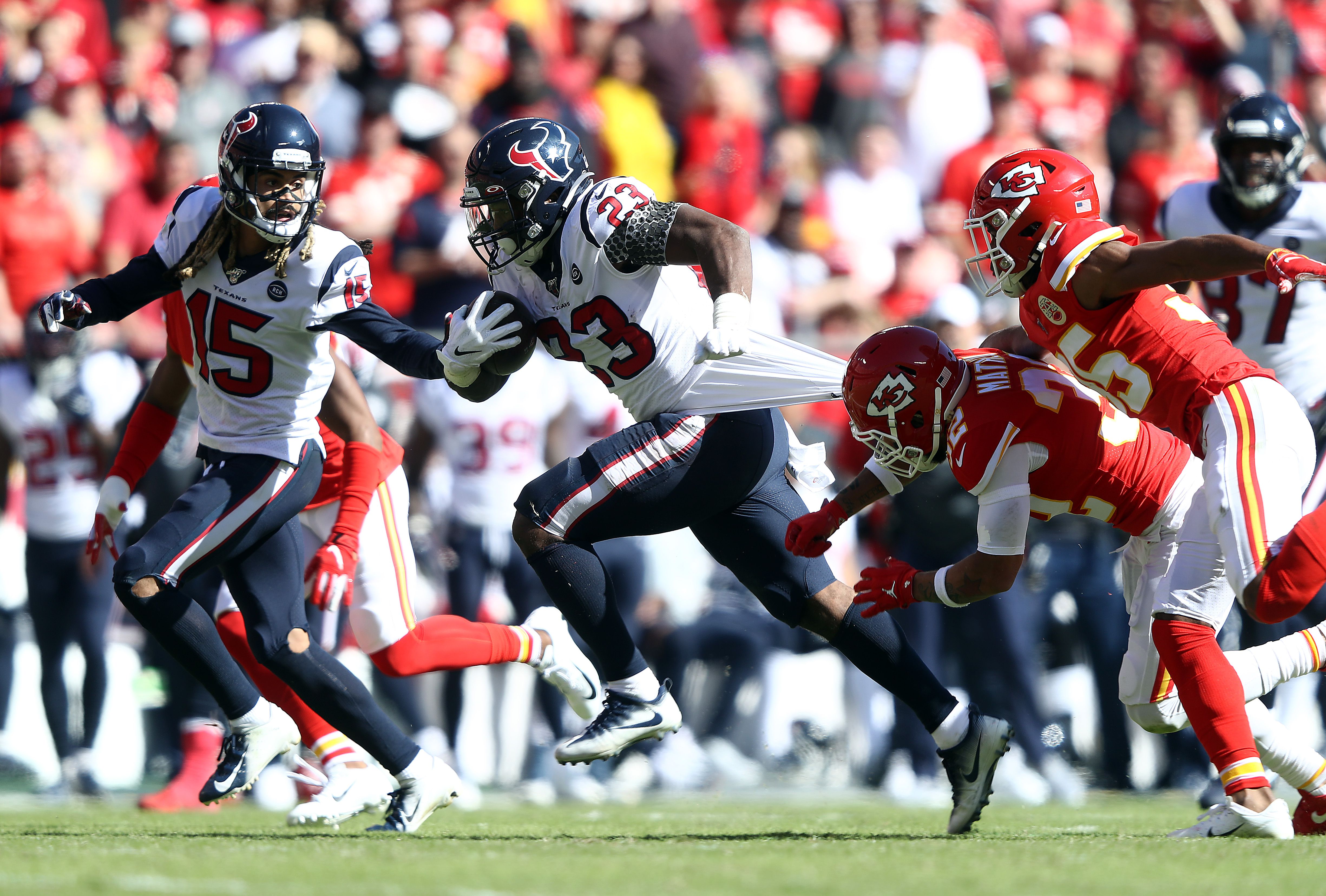 Video: Patrick Mahomes, Tyrann Mathieu stand together with fellow