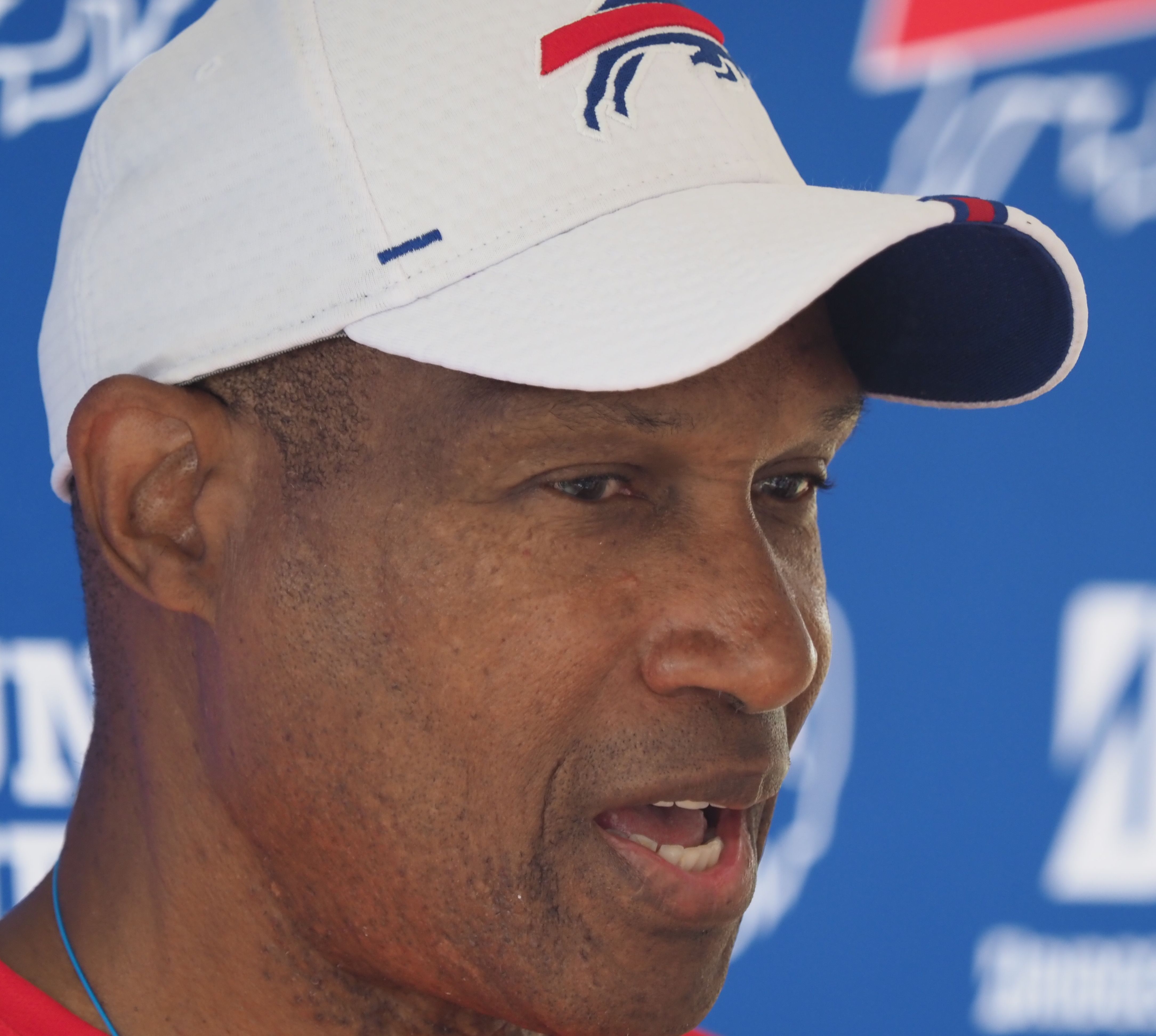 Bills coordinator Leslie Frazier helps young coaches advance