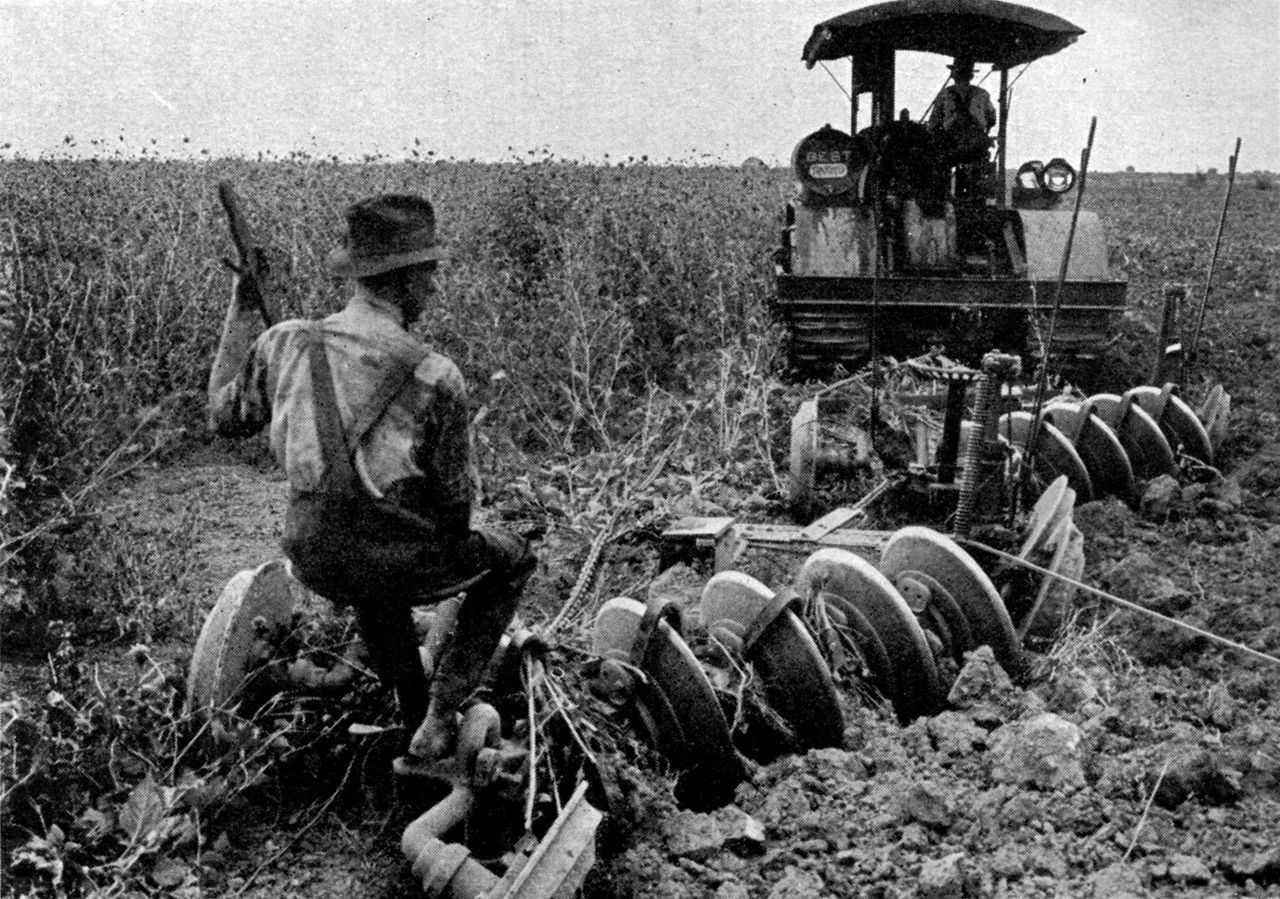 1280px-Agriculture_Plowing_CNE-v1-p58-H.jpg