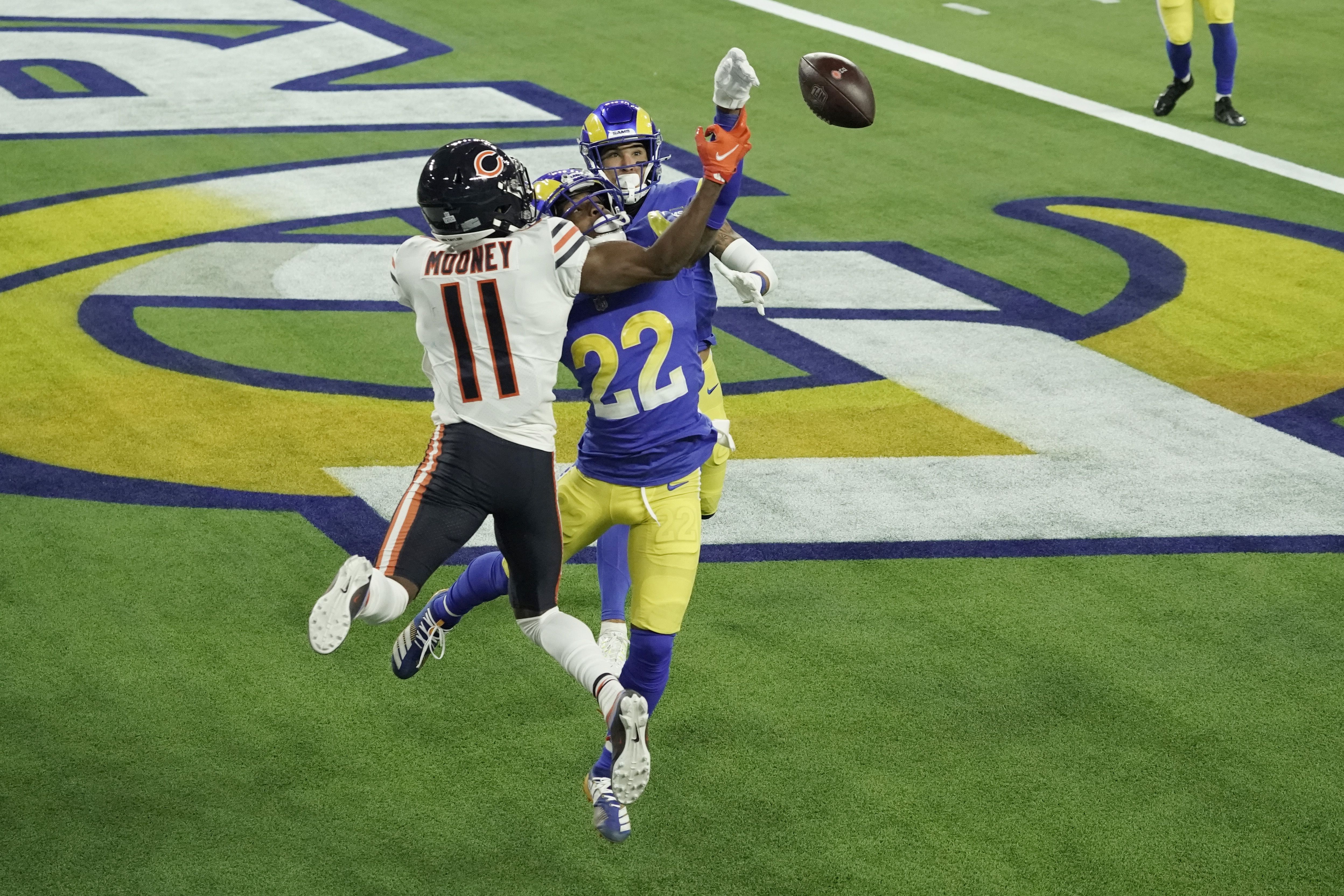 Leonard Floyd of the Chicago Bears celebrates after sacking Aaron