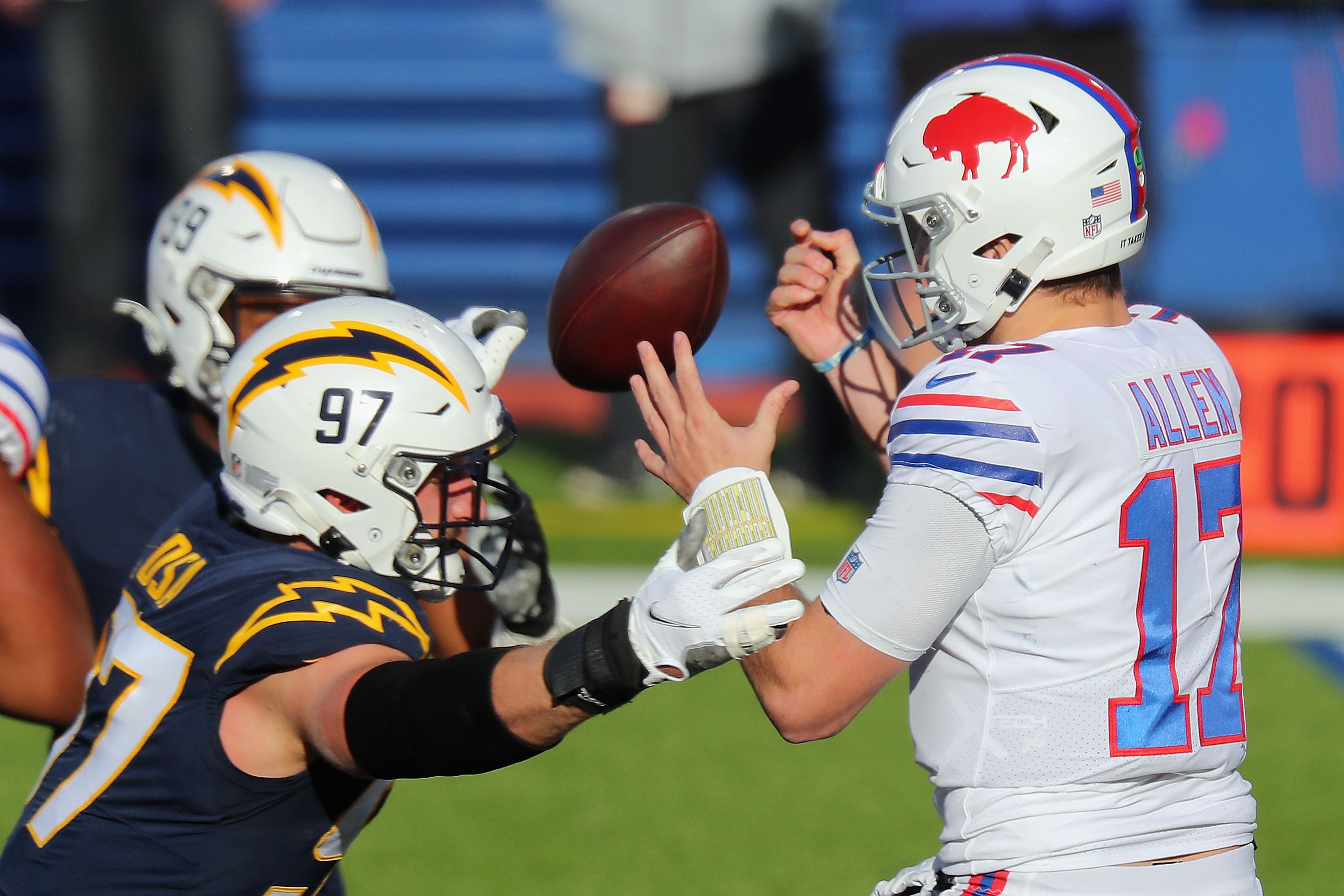 Justin Herbert, Keenan Allen show their continuing chemistry on Allen's  record-setting day