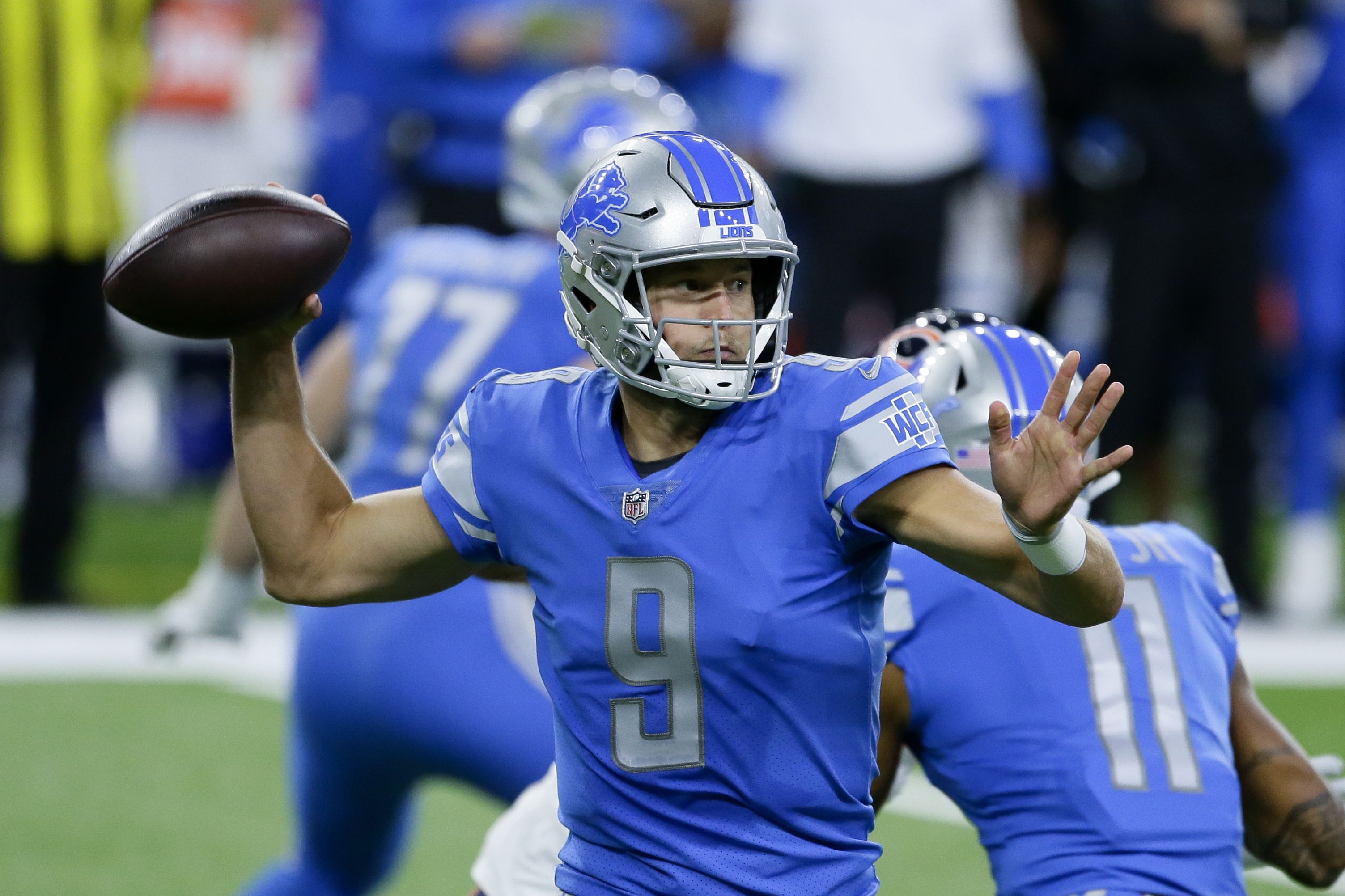 DETROIT (AP) — Matthew Stafford dropped back and perfectly lofted