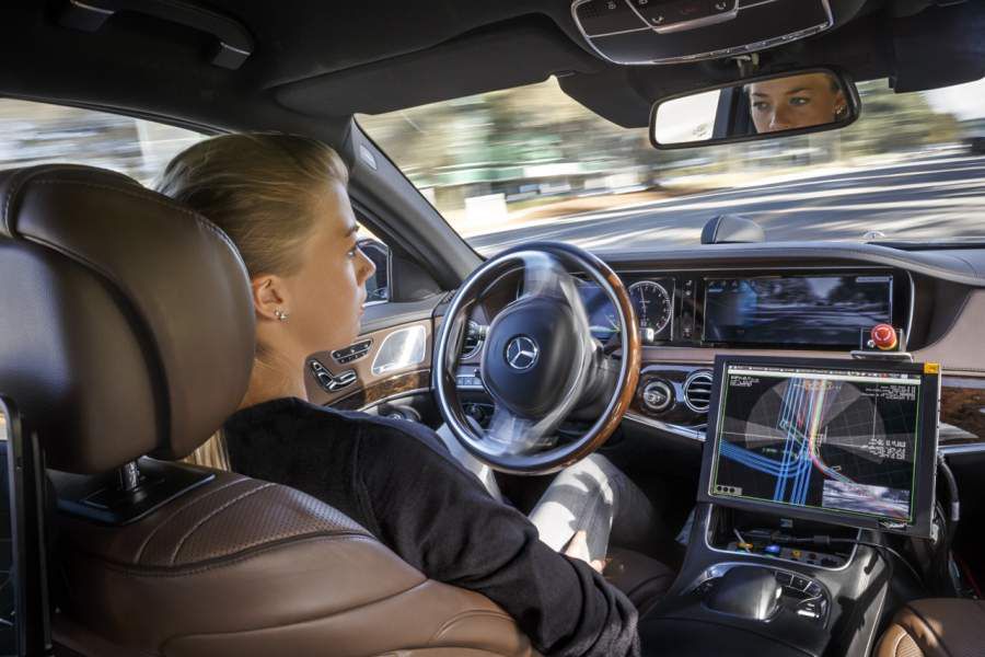 Mercedes-Benz-autonomous-driving-900x600.jpg