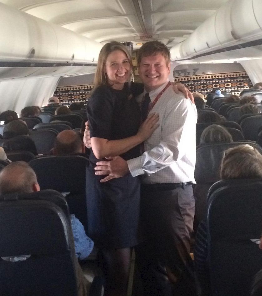 Flight attendant goes viral for helping a nervous passenger - ABC News