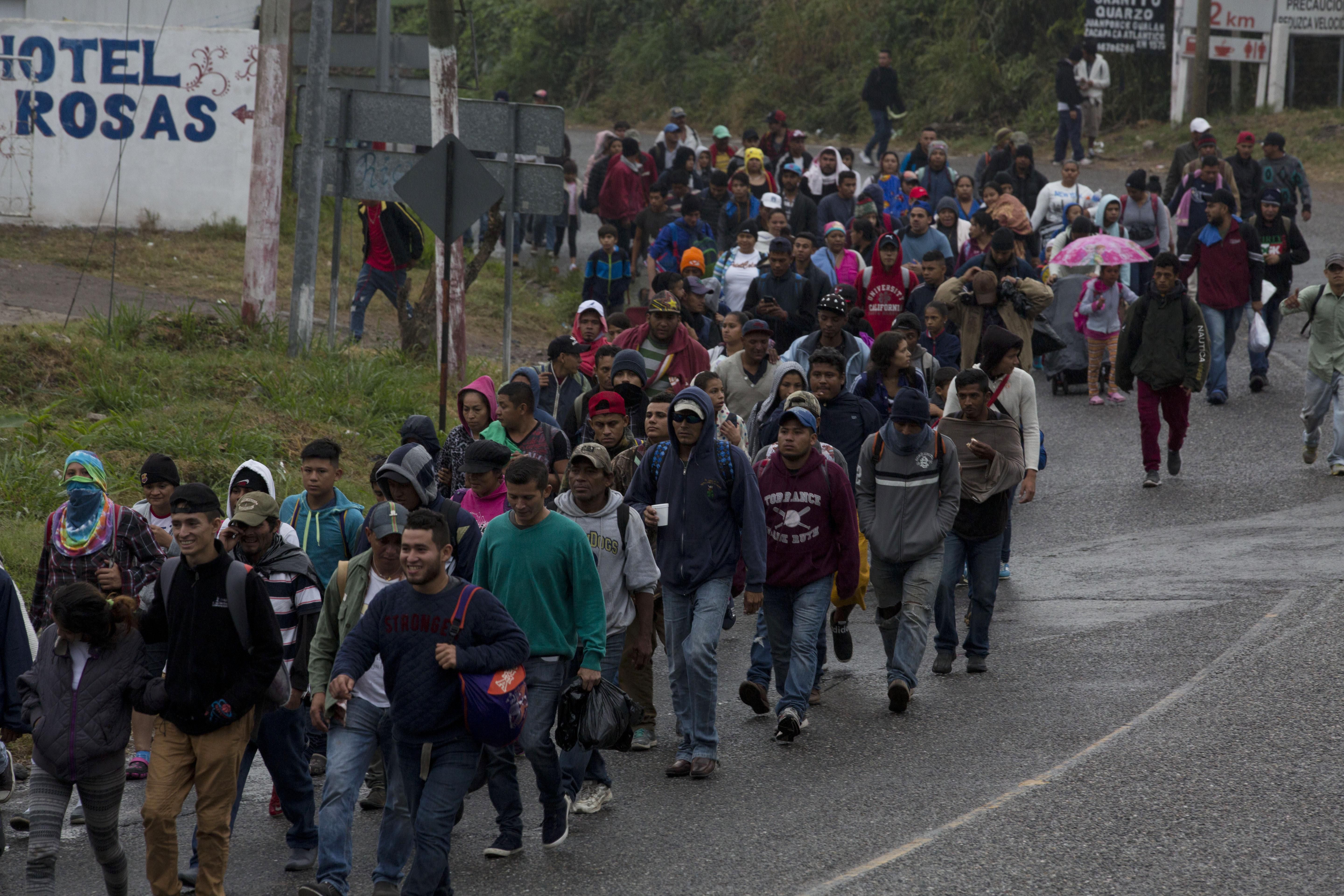 Nueva caravana de migrantes centroamericanos marcha hacia