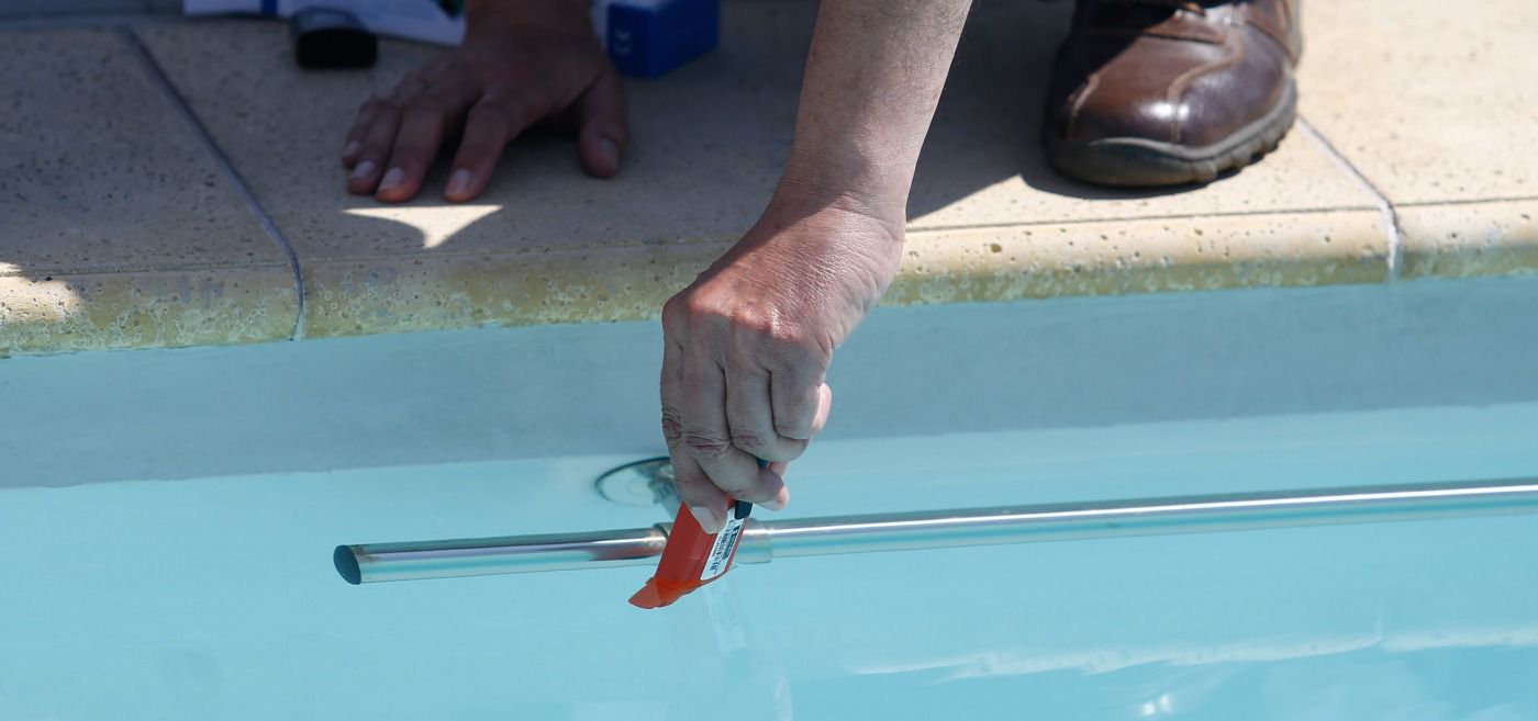 Seremi de Salud fiscaliza piscina de condominios de Santiago centro