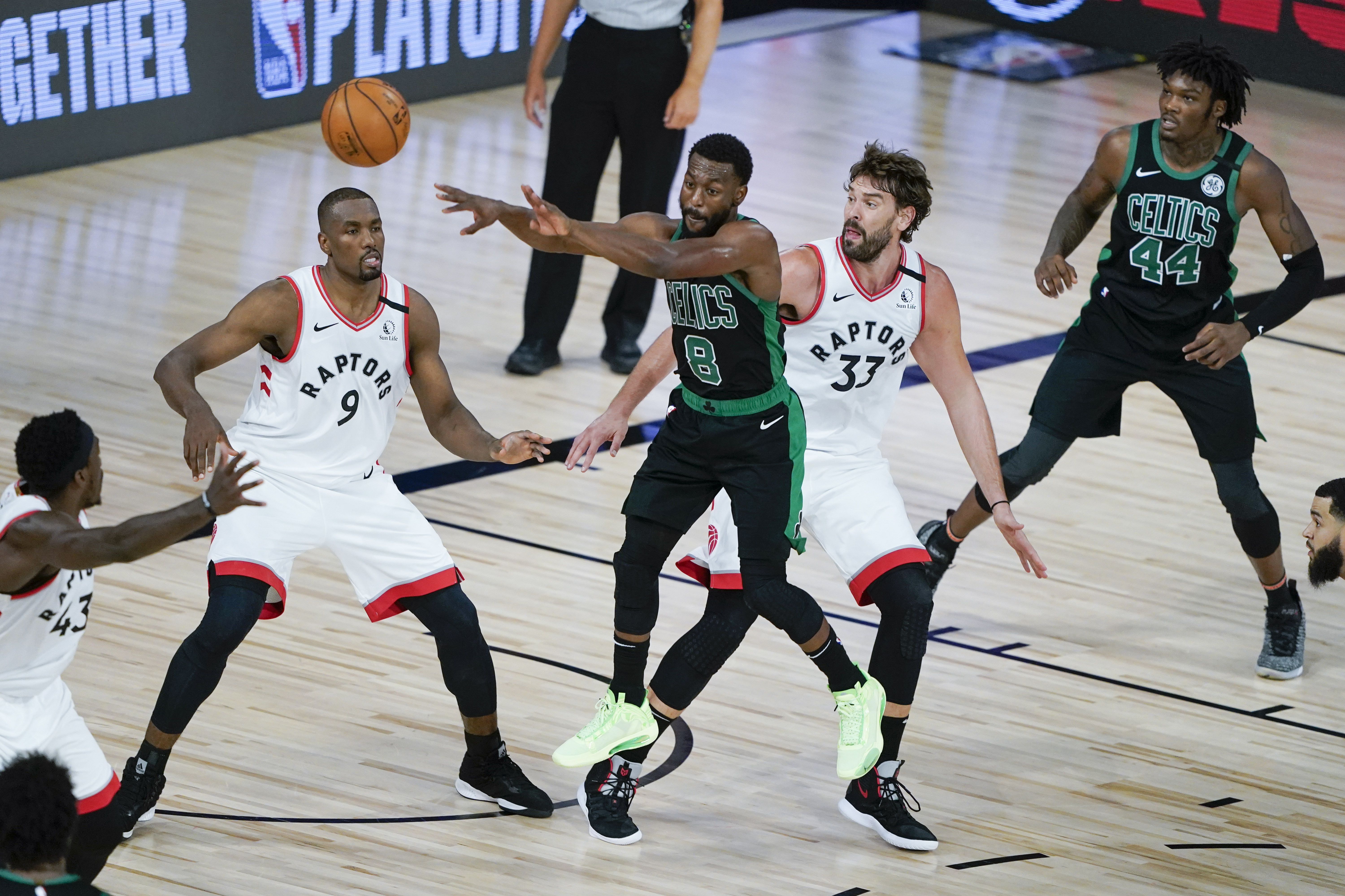 Boston Celtics Kemba Walker Felt Really Good Today After Tweaking Left Knee In Game 1 Vs Toronto Raptors Masslive Com