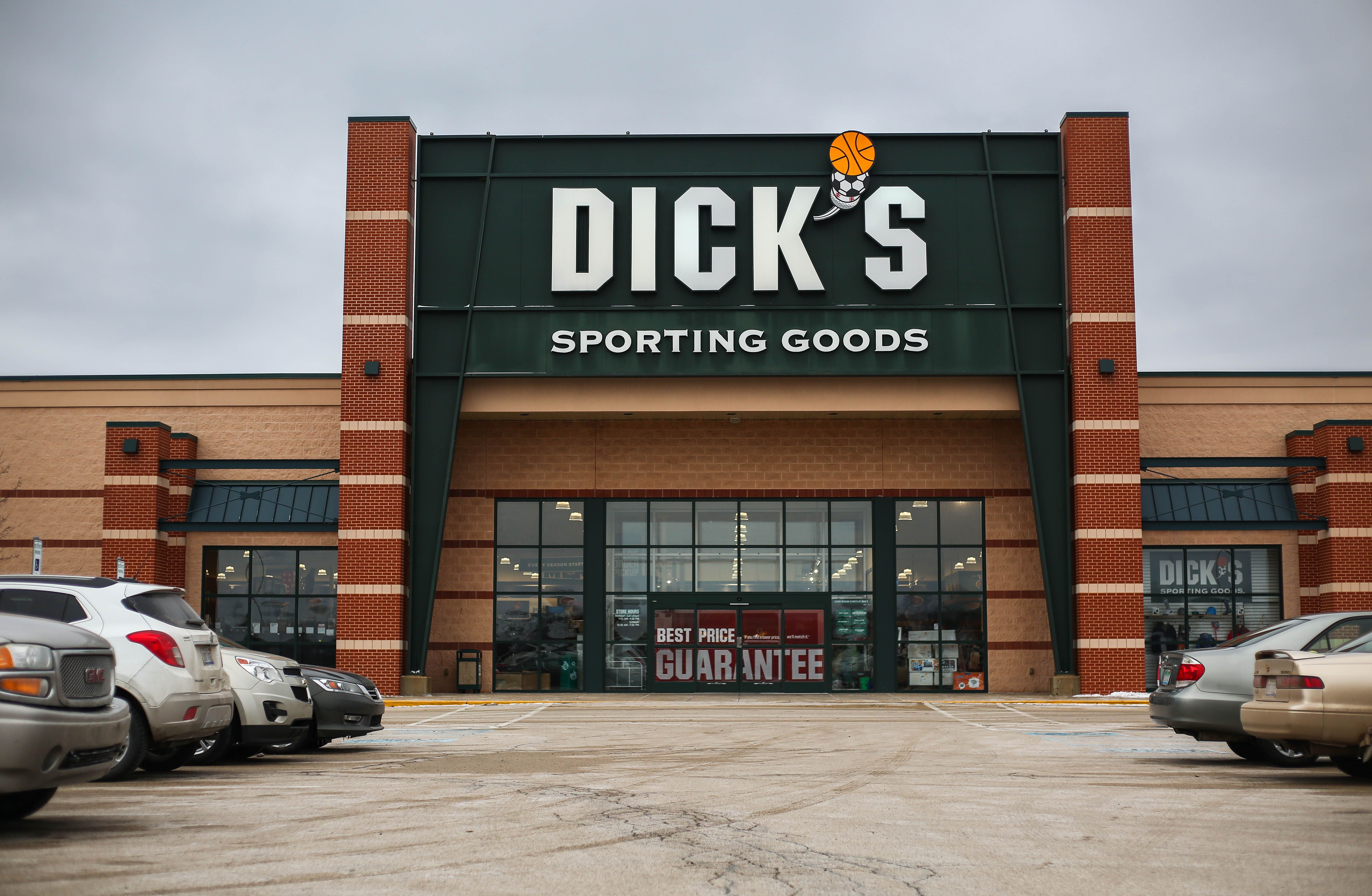 Dick's Sporting Goods to pull guns, hunting gear from 440 more stores