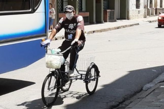 Ciclista con mascarilla