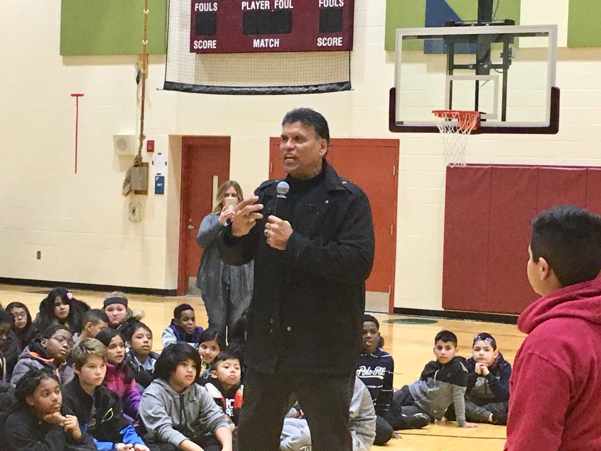 Bengals great Anthony Muñoz treats Hamilton school kids to shopping spree