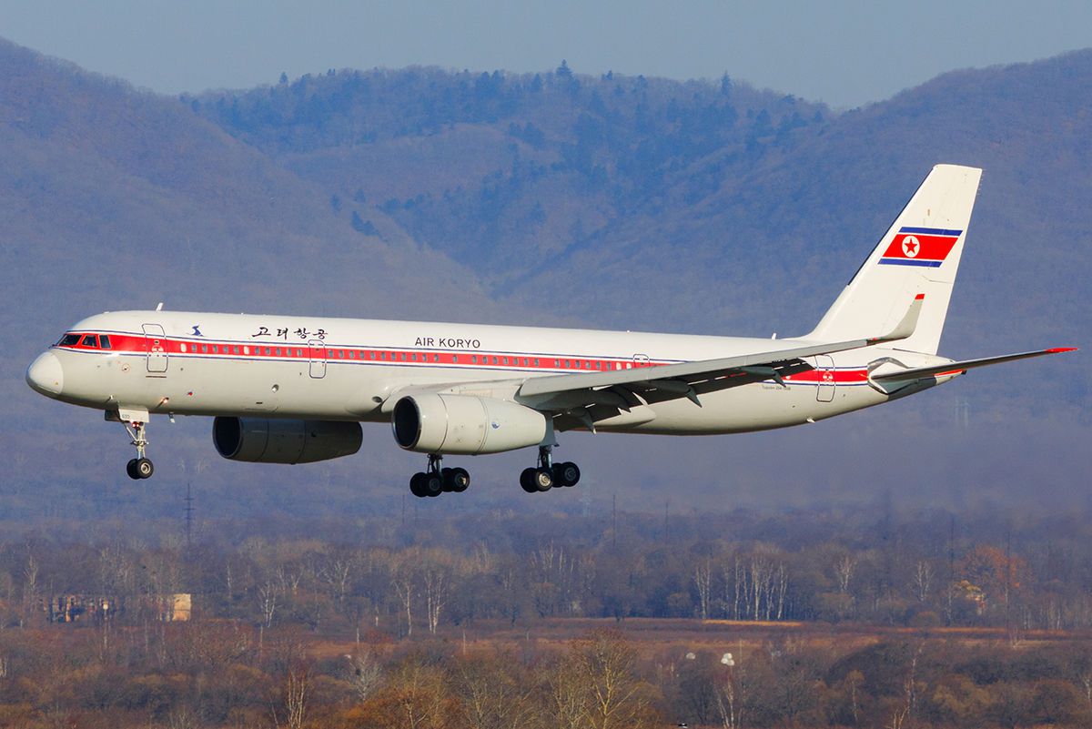 Tupolev_Tu-204-300_of_Air_Koryo_at_Vladivostok_Airport_1.jpg