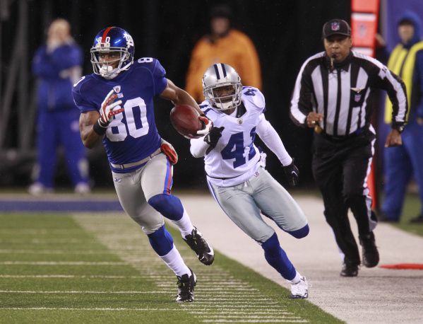 New York Giants wide receiver VICTOR CRUZ celebrates his 34 yard catch