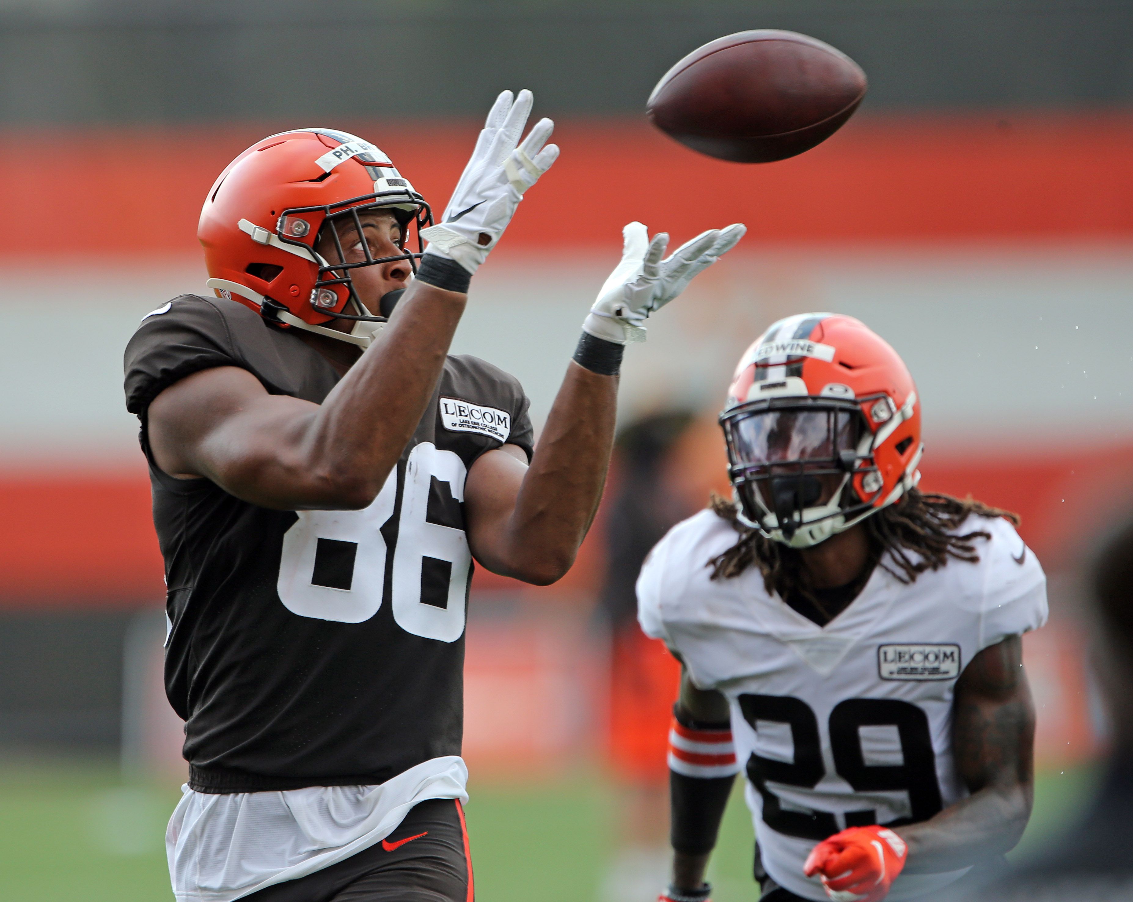 CLEVELAND, OH - OCTOBER 16: Cleveland Browns tight end Pharaoh Brown (84)  signals first down after m