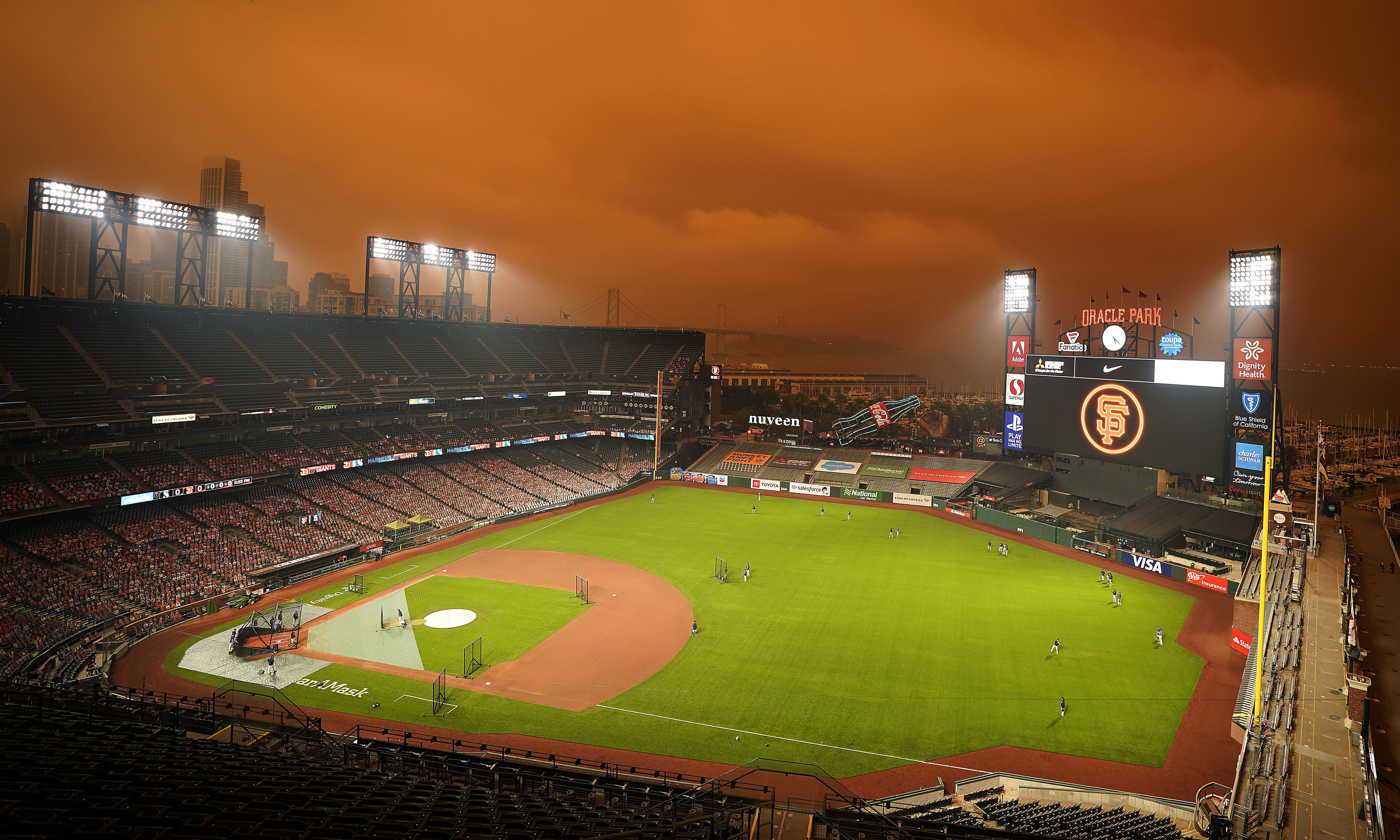 Smoke from nearby wildfires creates eerie baseball scene at Oracle