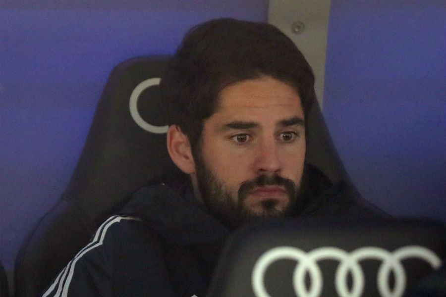 Isco en la banca del Real Madrid.