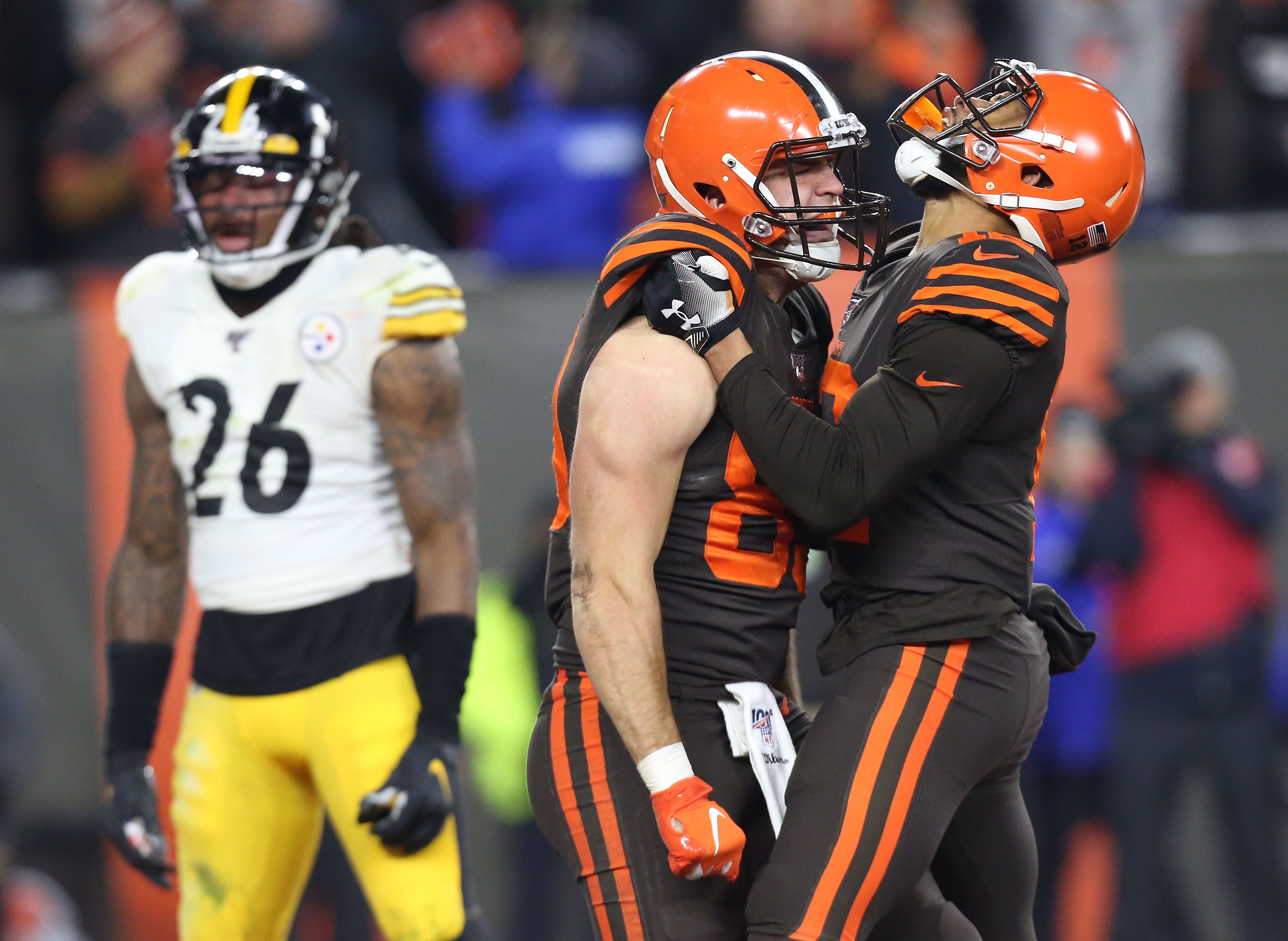 Browns end Steelers' four-game winning streak on surreal night in Cleveland