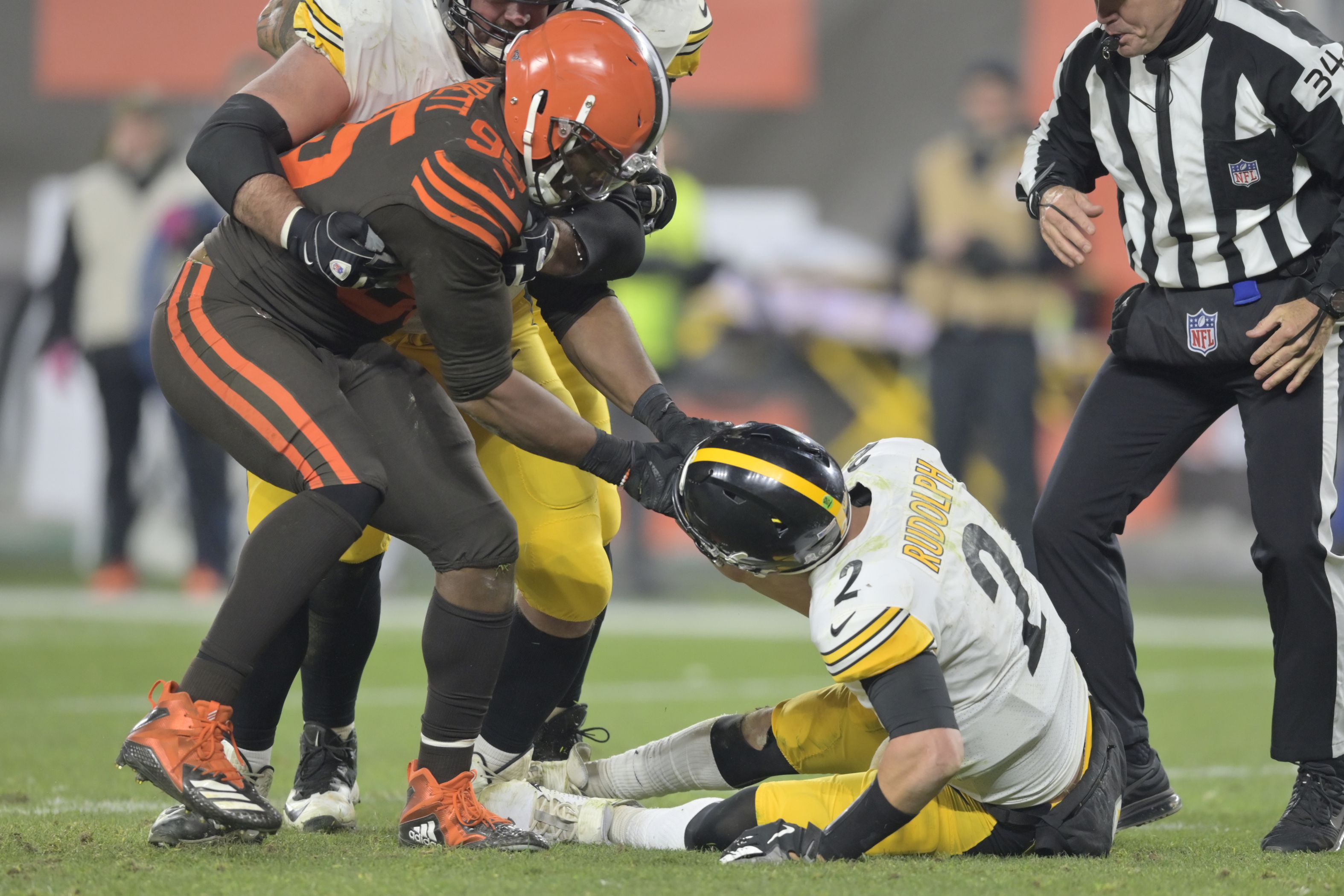 Watch: Browns' Garrett swings helmet at head of Steelers QB