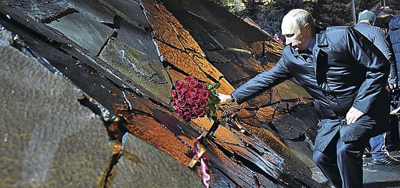 Putin en un memorial a las víctimas de la era soviética, el lunes en Moscú.