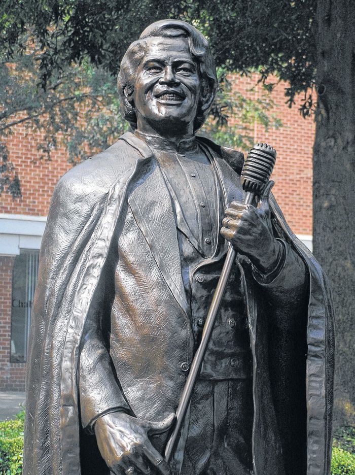 Jim Brown statue offers remembrance for fans after his death: 'Jim