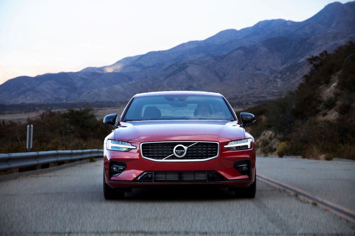 239388_New_Volvo_S60_R-Design_exterior.jpg