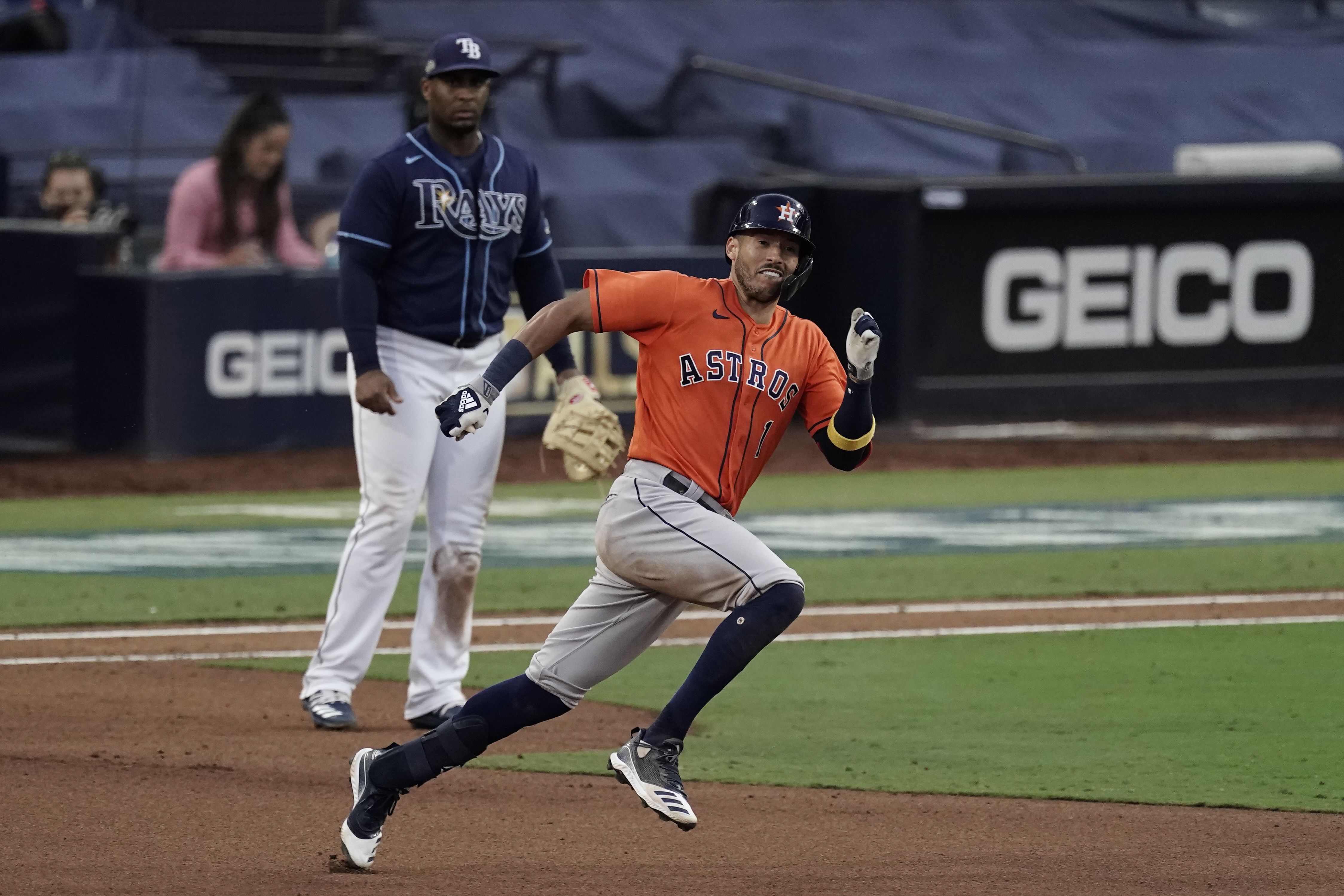 Lee, Rangers put the Yankees in a 2-1 ALCS hole