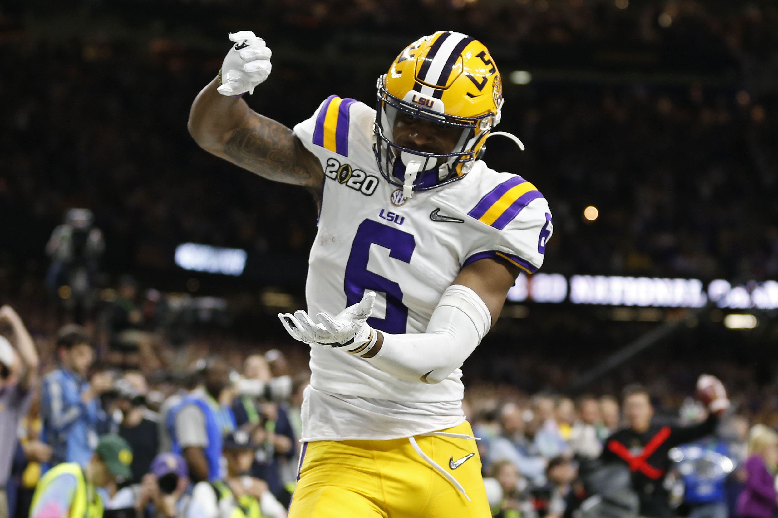 LSU Football on X: The Best Receiver in the Country Ja'Marr Chase is the  winner of the 2019 Biletnikoff Award!  / X