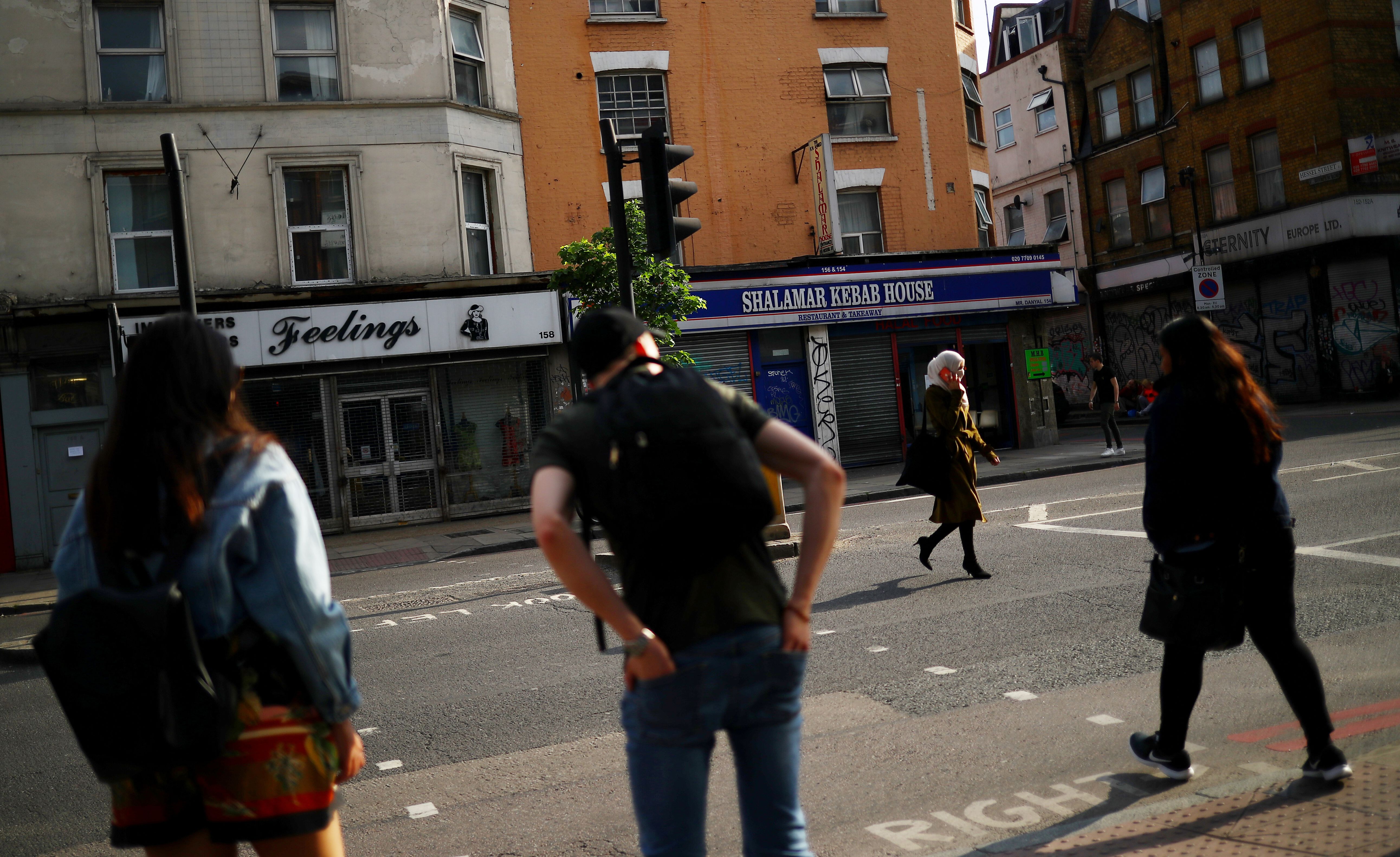 Outbreak of the coronavirus disease (COVID-19) in LondonPeople cross a road in Whitechapel, following the outbreak of the coronavirus disease (COVID-19), London, Britain, May 7, 2020. REUTERS/Hannah McKay